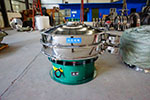 1200型三次元振動(dòng)篩，產(chǎn)量可達(dá)2100kg/h。